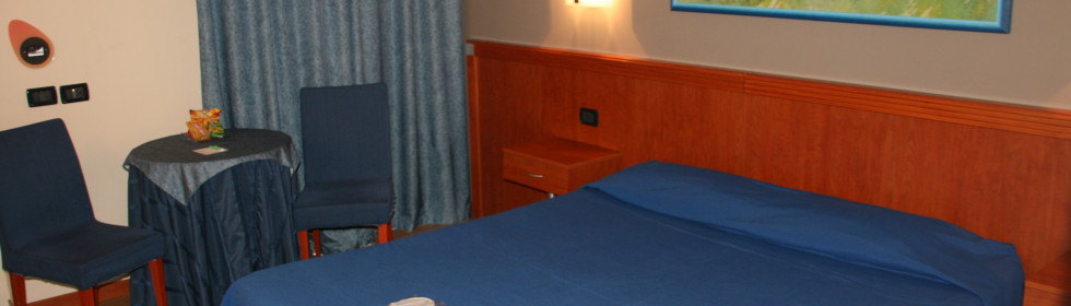 Posizionate nella parte della struttura dedicata all'Hotel, le camere doppie hanno accesso da box auto privato, sono dotate di un letto a doppia piazza o due letti separati.